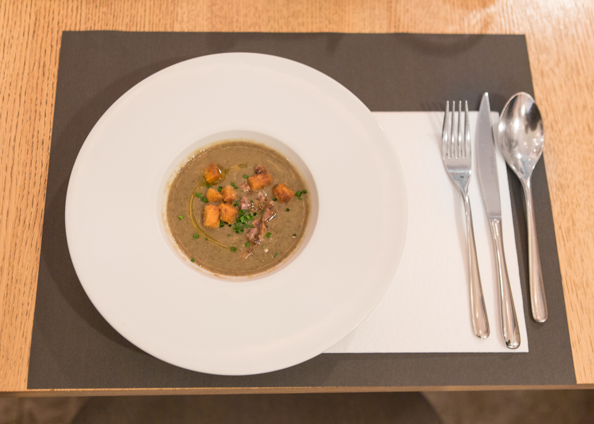 LE BAR DES OISEAUX 地元民に愛されるニース旧市街のレストラン O'Bon Paris Easy to be